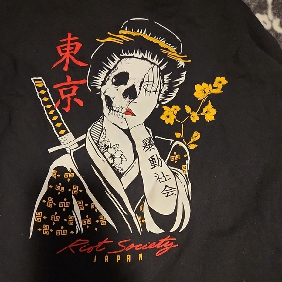 💀Black Long Sleeve Shirt with Yellow Floral Design - Picture 3 of 3